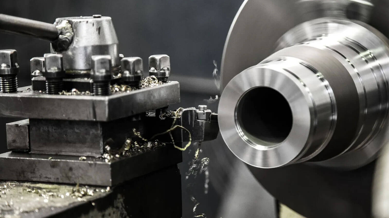 Mengler Metallbau Drehmaschine während Fertigung