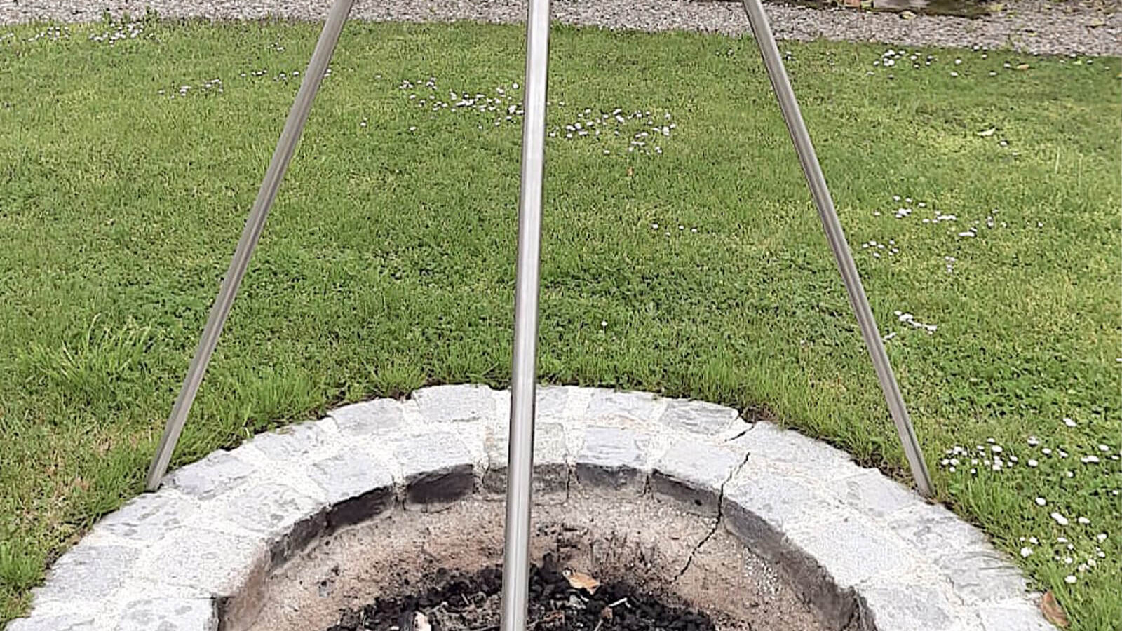 MENGLER METALLBAU GRILL DREIBEIN